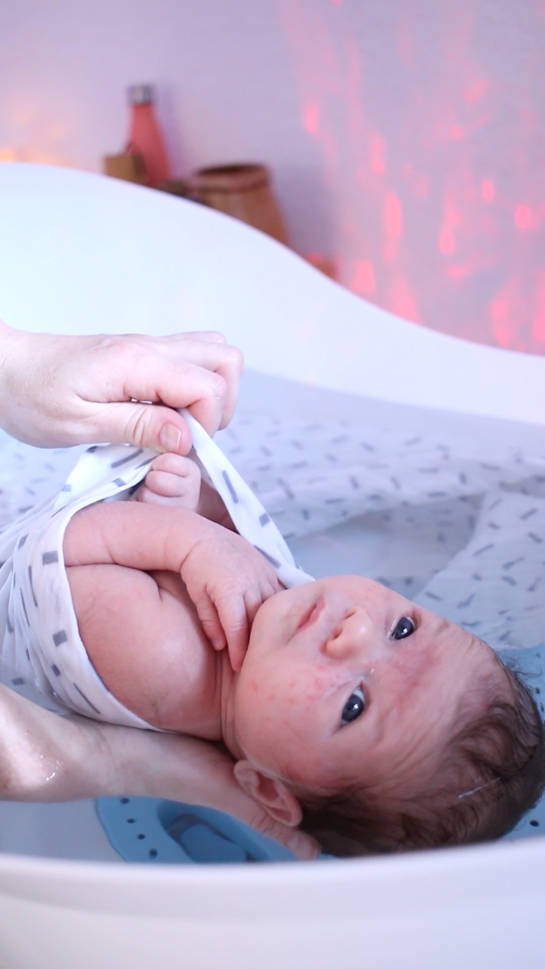 Le langage corporel de bébé dans le bain émotionnel enveloppé®